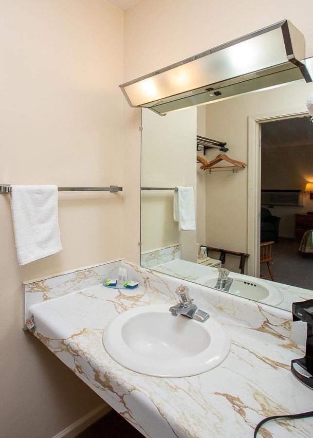 Country Squire Inn And Suites Coshocton Buitenkant foto