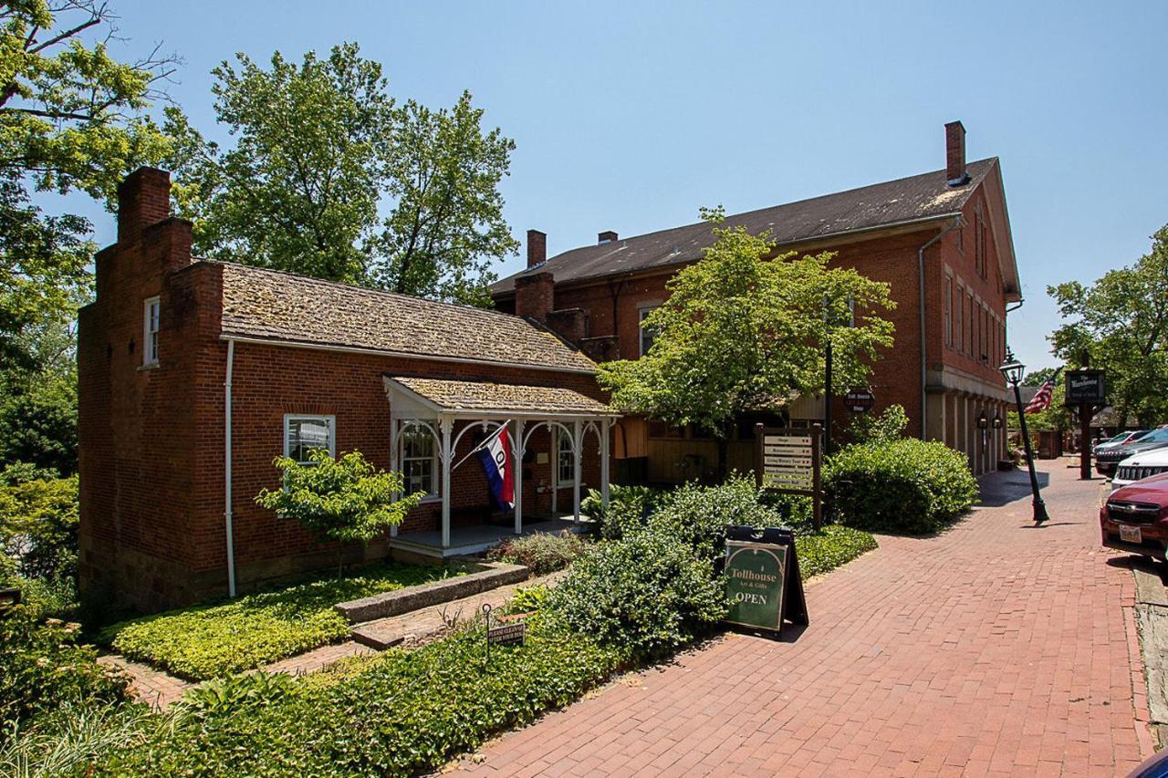 Country Squire Inn And Suites Coshocton Buitenkant foto